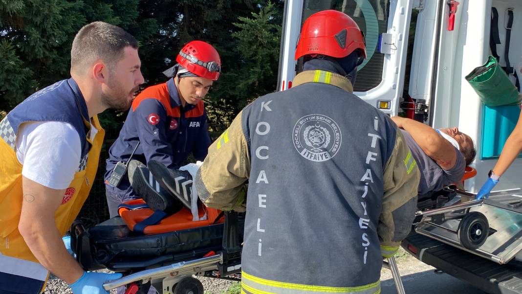 Tır ile servis midibüsü kafa kafaya çarpıştı: 1'i ağır 26 yaralı 11